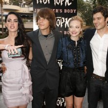 Megan Fox Johnny Simmons Amanda Seyfried E Adam Brody Posano Per I Fan Alla Proiezione Del Film Jennifer S Body A Hollywood Il 16 Settembre 2009 134917