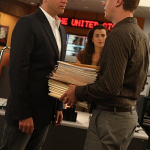 Michael Weatherly discute con Sean Murray in un momento dell'episodio Good Cop, Bad Cop di Navy N.C.I.S.