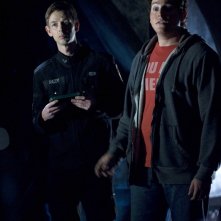 Sergente Riley (Haig Sutherland) ed Eli Wallace (David Blue) in una scena dell'episodio Darkness di Stargate Universe