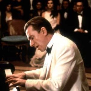Tim Roth in una scena del film La leggenda del pianista sull'oceano