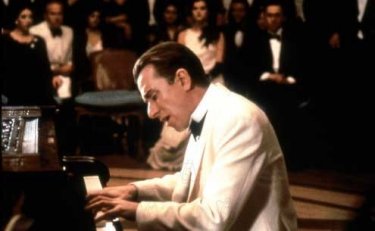 Tim Roth in una scena del film La leggenda del pianista sull'oceano