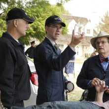 Mark Harmon, Brian Dietzen e David McCallum sulla scena del crimine nell'episodio Code of Conduct di Navy N.C.I.S.