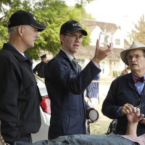 Mark Harmon, Brian Dietzen e David McCallum sulla scena del crimine nell'episodio Code of Conduct di Navy N.C.I.S.
