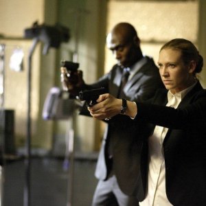 Fringe: Anna Torv e Lance Reddick in un momento dell'episodio Earthling