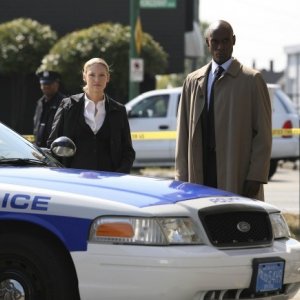 Fringe: Anna Torv e Lance Reddick nell'episodio Earthling