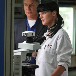 Gibbs (Mark Harmon) ed Abby (Pauley Perrette) in laboratorio nell'episodio Code of Conduct di Navy N.C.I.S.