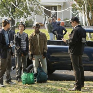 Michael Weatherly interroga dei testimoni in una scena dell'episodio Code of Conduct di Navy N.C.I.S.