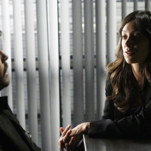 Numb3rs: Aya Sumika e la guest star Adam Goldberg in una scena dell'episodio Where Credit's Due