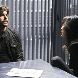 Numb3rs: Aya Sumika e la guest star Adam Goldberg nell'episodio Where Credit's Due