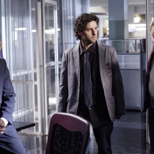 Numb3rs: David Krumholtz, Peter MacNicol ed Alimi Ballard in una scena dell'episodio Where Credit's Due