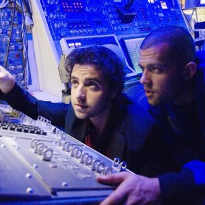 Numb3rs: La guest star Jordan Farmer con David Krumholtz nell'episodio Friendly Fire