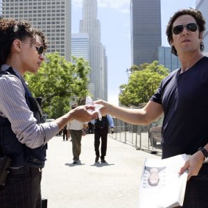 Numb3rs: Rob Morrow e Sophina Brown nell'episodio Friendly Fire