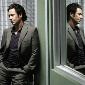 Numb3rs: Rob Morrow in una scena dell'episodio Where Credit's Due