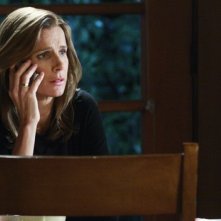 Rachel Griffiths in una scena dell'episodio 'From France with Love' della quarta stagione di Brothers & Sisters