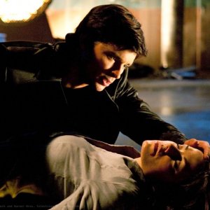 Tom Welling ed Erica Durance in una scena dell'episodio Metallo di Smallville