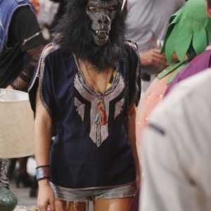 90210: Gillian Zinser in maschera nell'episodio Unmasked