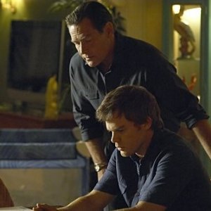 Dexter: James Remar e Michael C. Hall nell'episodio Dex Takes a Holiday