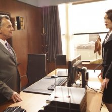 Dollhouse: La guest star Ray Wise ed Olivia Williams nell'episodio The Left Hand