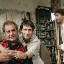 Pierpaolo Camplone tra Ennio Fantastichini e Luca Lionello sul set de Le ombre rosse