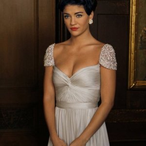 Un'elegantissima Vanessa (Jessica Szohr) nell'episodio Enough About Eve di Gossip Girl