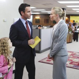 Better Off Ted: Jay Harrington e Portia de Rossi in una scena dell'episodio Through Rose Colored Hazmat Suits