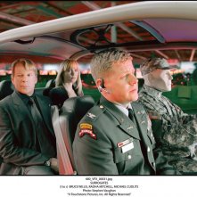 Bruce Willis accanto aRadha Mitchell in una scena del film Il mondo dei replicanti