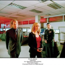 Bruce Willis con Radha Mitchell in una scena del film Il mondo dei replicanti