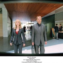 Bruce Willis con Radha Mitchell in una scena del film Il mondo dei replicanti, 2009