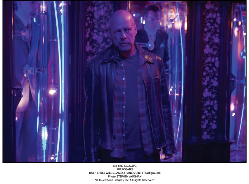 Bruce Willis In Una Scena Del Film Sci Fi Il Mondo Dei Replicanti 135320