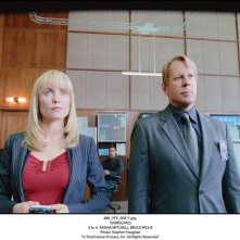 Bruce Willis in versione platinata con Radha Mitchell in una scena del film Il mondo dei replicanti
