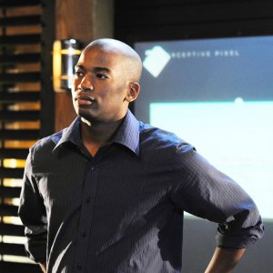 Dom (Adam Jamal Craig) in una scena dell'episodio Killshot di NCIS: Los Angeles