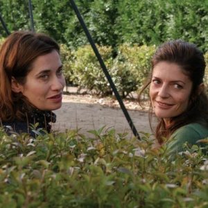 Emmanuelle Devos e Chiara Mastroianni in una scena del film Bancs publics (Versailles rive droite)