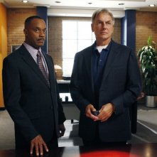 Il Direttore Vance (Rocky Carroll) e L'Agente Gibbs (Mark Harmon) nell'episodio Outlaws and In-Laws di Navy NCIS
