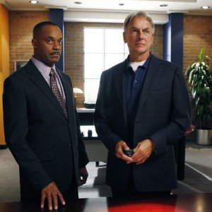 Il Direttore Vance (Rocky Carroll) e L'Agente Gibbs (Mark Harmon) nell'episodio Outlaws and In-Laws di Navy NCIS