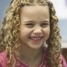 Isabella Acres in una scena dell'episodio Heroes di Better Off Ted