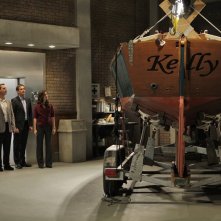 La squadra e la barca di Gibbs in una scena dell'episodio Outlaws and In-Laws di Navy NCIS