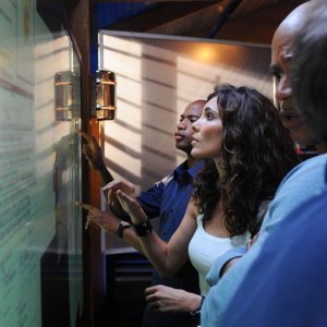 La squadra studia la lavagna nell'episodio Killshot di NCIS: Los Angeles