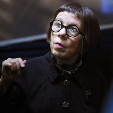 Linda Hunt in una scena dell'episodio Killshot della serie NCIS: Los Angeles