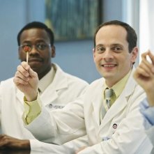 Malcolm Barrett e Jonathan Slavin in un momento dell'episodio Heroes di Better Off Ted