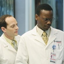 Malcolm Barrett e Jonathan Slavin nell'episodio Heroes di Better Off Ted