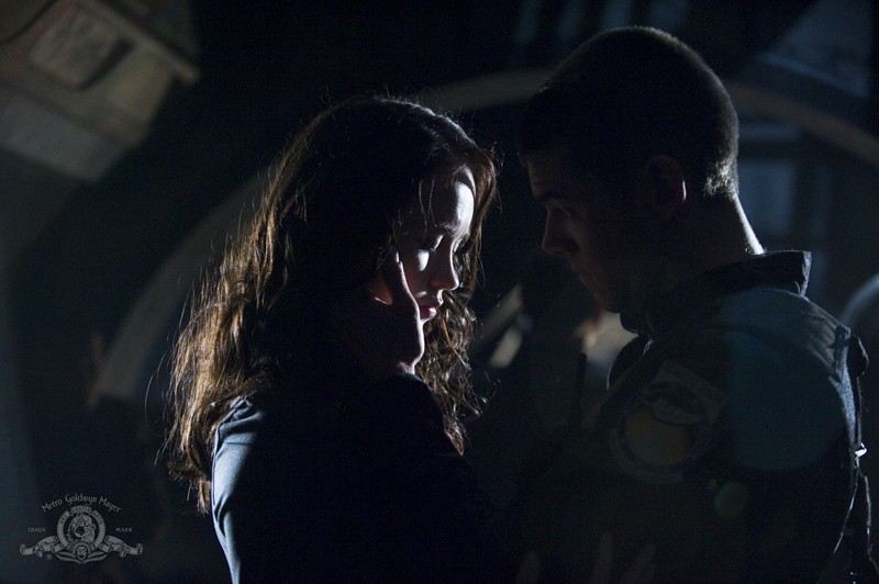 Matthew Brian J Smith E Chloe Elyse Levesque In Una Dolce Scena Dell Episodio Light Di Stargate Universe 135474