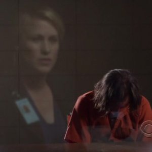 Medium, stagione 6: Allison Dubois (Patricia Arquette) riflessa in un vetro nell'episodio The Medium is the Message