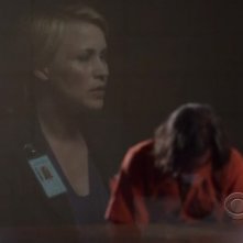 Medium, stagione 6: Patricia Arquette riflessa in un vetro nell'episodio The Medium is the Message