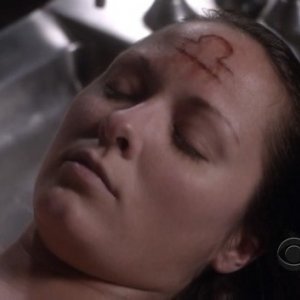 Medium, stagione 6: un misterioso serial killer firma i suoi omicidi con il segno della Bilancia nell'episodio The Medium is the Message