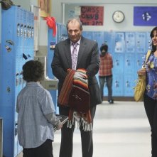 Modern Family: Rico Rodriguez, Sofía Vergara ed Ed O'Neill in una scena dell'episodio Run for Your Wife