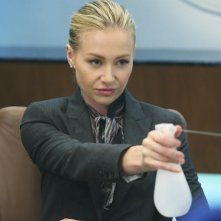 Portia de Rossi in una scena dell'episodio Heroes di Better Off Ted