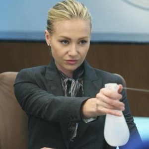 Portia de Rossi in una scena dell'episodio Heroes di Better Off Ted