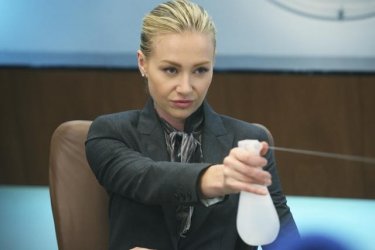 Portia de Rossi in una scena dell'episodio Heroes di Better Off Ted