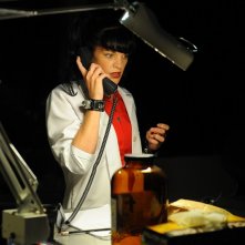 Pauley Perrette al telefono in un momento dell'episodio Killshot di NCIS: Los Angeles