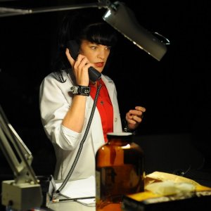 Pauley Perrette al telefono in un momento dell'episodio Killshot di NCIS: Los Angeles